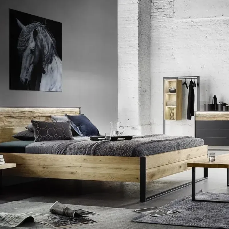 Thielemeyer Steel Komfortbett / Kopfteil mit Spaltholz Thielemeyer Steel Komfortbett mit Kopfteil in Spaltholz-Optik im Schlafzimmer, dunkle Akzente und Pferdebild an der Wand