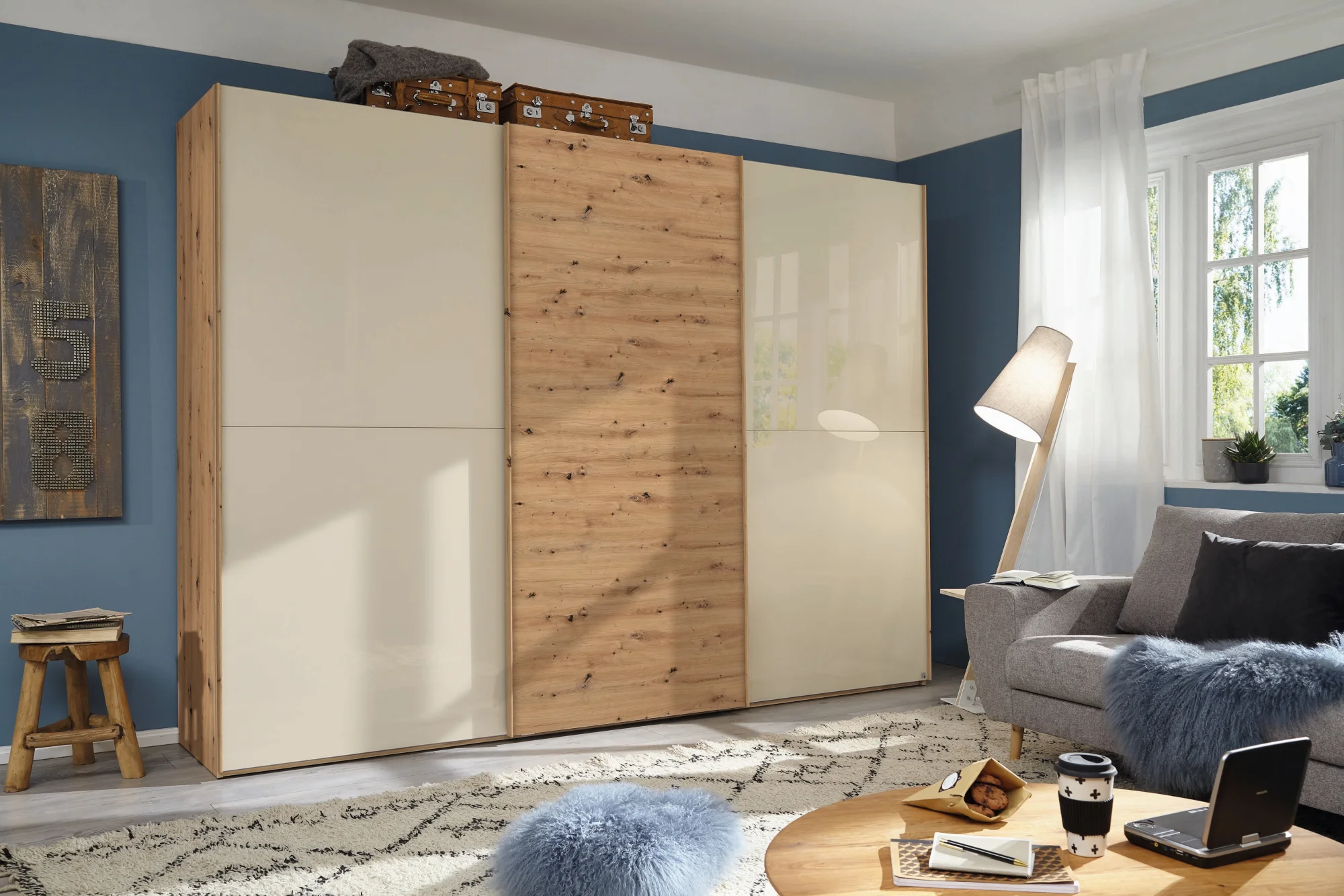 Rauch Select yourJOYce - Schwebetürenschrank Eiche Artisan und Glas Champagner - Ansicht 2