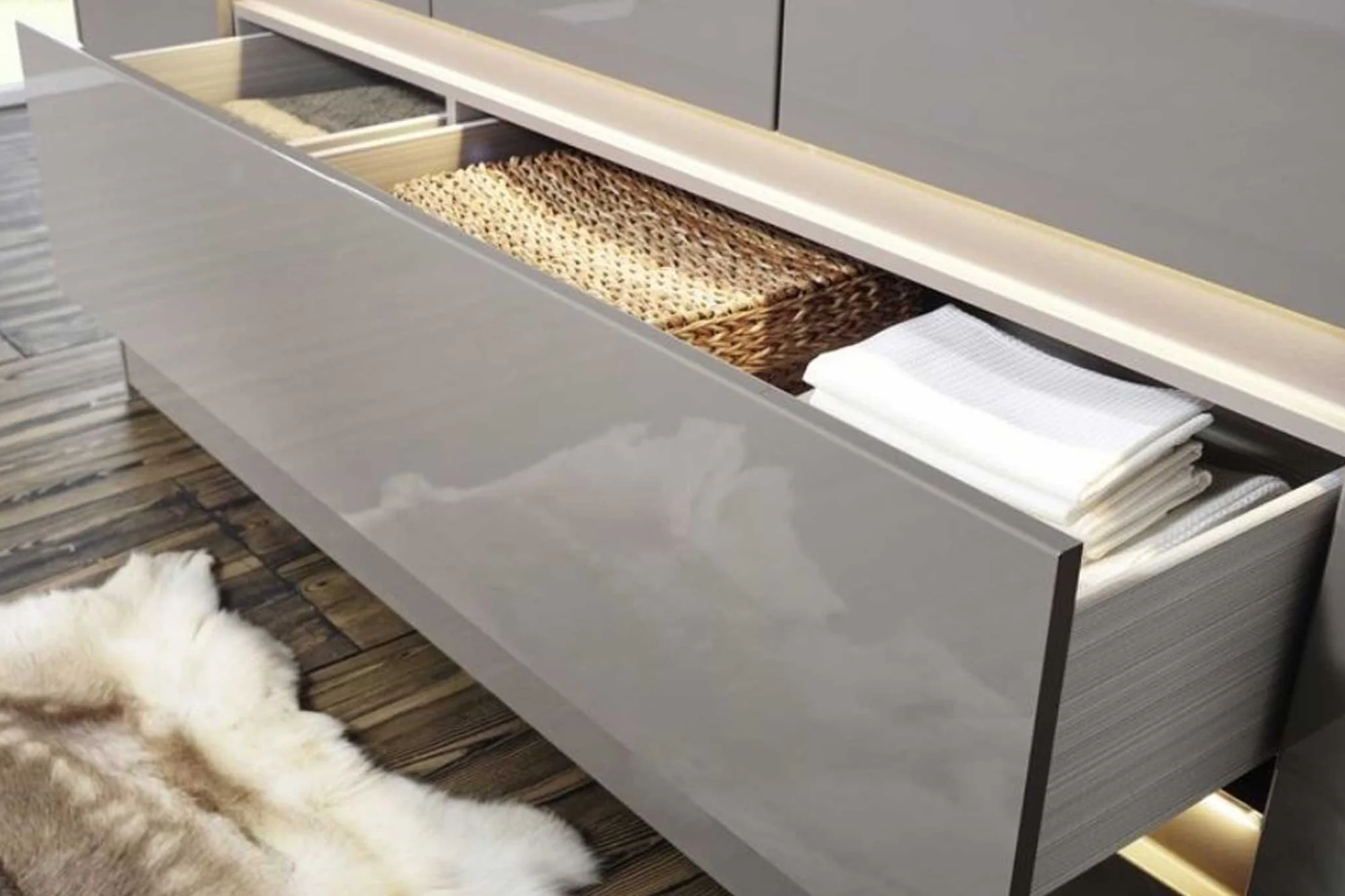 Kleiderschrank mit Schublade
