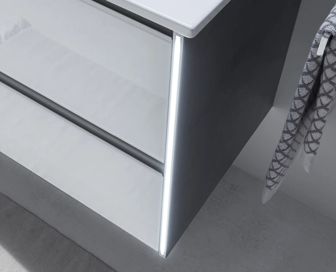 mit Unterschrank-Beleuchtung (LED-Profil links u. rechts)