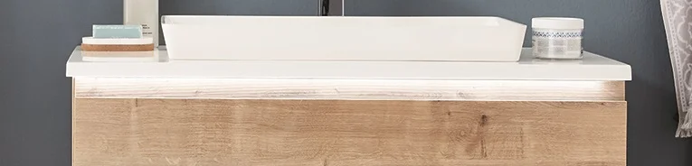 mit eingefasster LED-Beleuchtung am Waschtisch