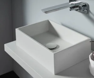 Mineralsteinplatte weiß - mit Keramik-Aufsatzwaschtisch - freistehend