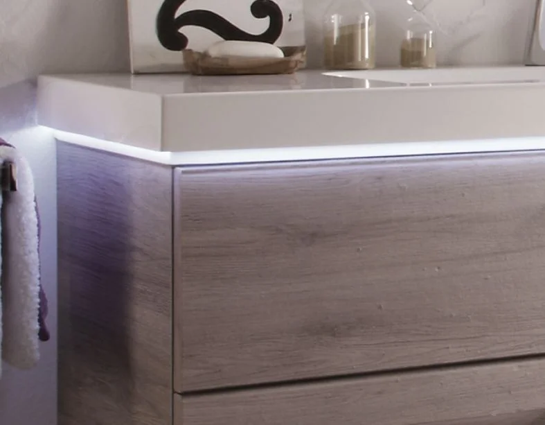 mit LED-Beleuchtungsprofil