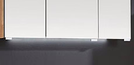 LED-Waschplatzbeleuchtung am Spiegelschrank