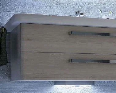 mit LED Beleuchtung am Unterboden