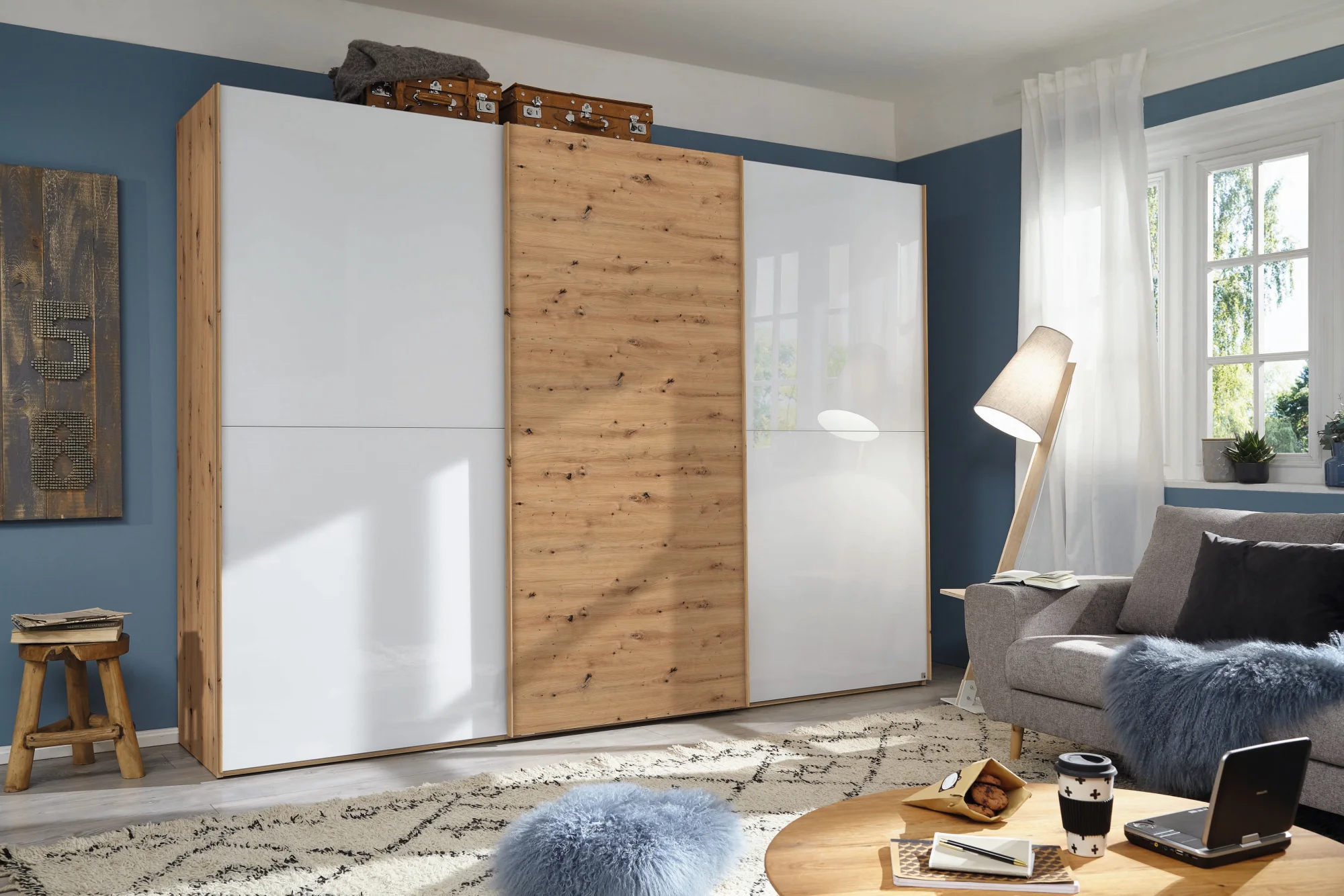 Rauch Select yourJOYce - Schwebetürenschrank Eiche Artisan und Glas Kristallweiß - Ansicht 2