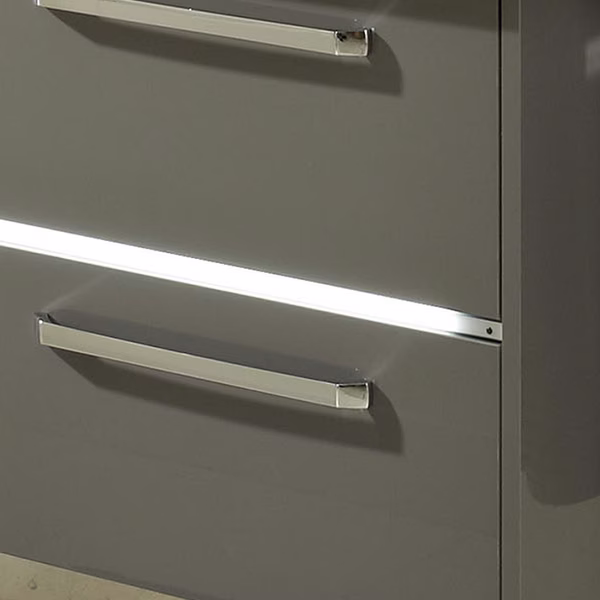 mit LED-Lichtblende im Unterschrank