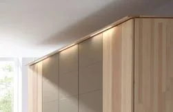 inkl. LED-Kranz-Beleuchtung mit 4-Kanal-Funkfernsteuerung für 5-türigen Kleiderschrank